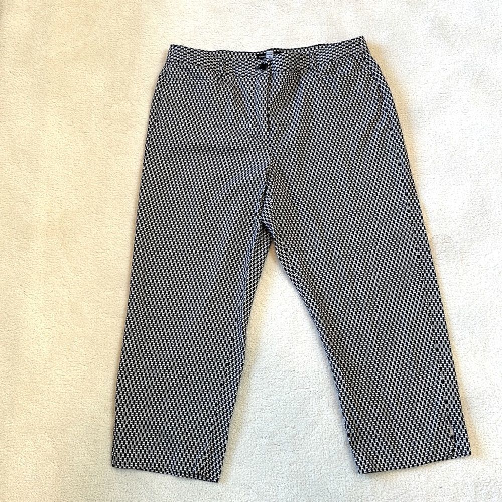 Counterparts Women’s Black & White capri pants with zipper front size 12